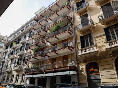 L�edificio di cinque piani innalzato in pi� fasi (la parte di via Cardassi � del 1923-24) � �interrotto� dall�inserimento di una struttura degli anni 60 su via Bozzi